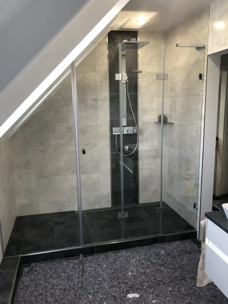 Glaserei Glas Golombiewski - rahmenlose-dusche-sonderloesung-dachschraege