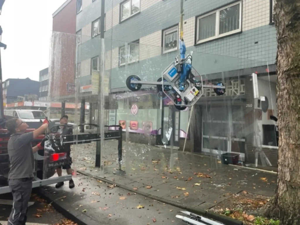 Glaserei Glas Golombiewski - Schaufensterscheibe schwieriger transport an Baum und Hindernissen vorbei