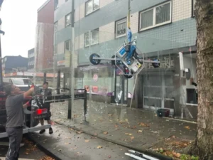 Glaserei Glas Golombiewski - Schaufensterscheibe schwieriger transport an Baum und Hindernissen vorbei