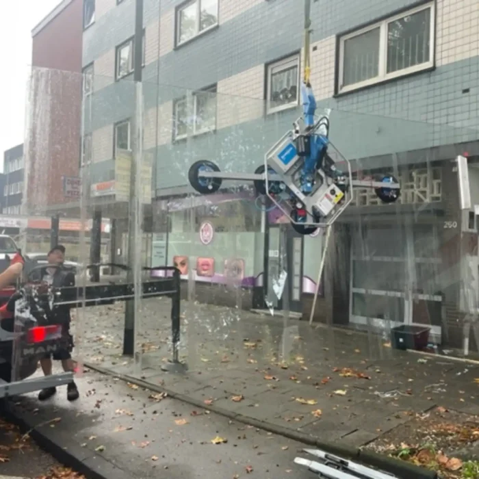 Glaserei Glas Golombiewski - Schaufensterscheibe schwieriger transport an Baum und Hindernissen vorbei